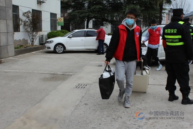 高校学子爱洒校园传递正能量