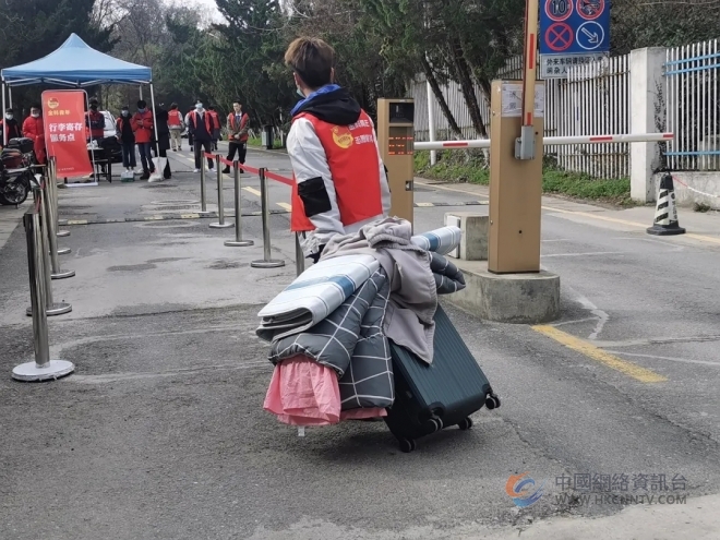 高校学子爱洒校园传递正能量