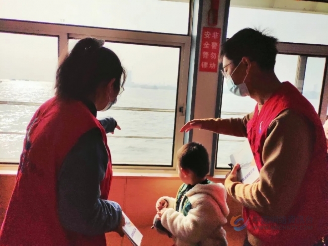 高校学子爱洒校园传递正能量