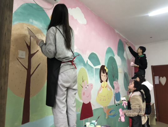 春风十里不如学雷锋的你，百名晓庄学子为残疾孩子手绘居室