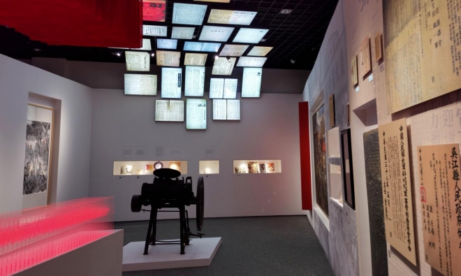 “旧报纸”再现重大历史场景，潘道生油画作品展在苏州举行