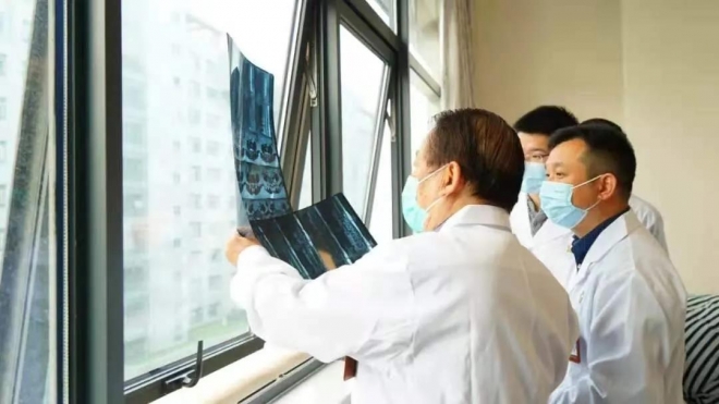 女子不明原因“腹痛”一年，苏州骨科专家90分钟摘除病根