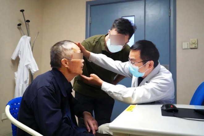 六旬老伯持续“流鼻涕”20年，苏州医生不开颅妙手“补漏”