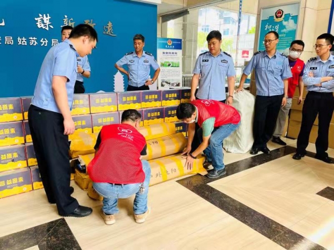 炎炎夏日传递大爱，大益茶向苏州一线交警捐赠6万元物资