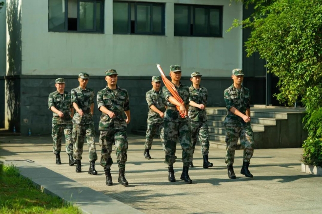 庆祝建军94周年，苏州轨道交通举行迎“八一”升旗仪式