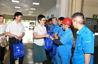 红豆集团党委工会“送清凉” 慰问高温作业一线员工