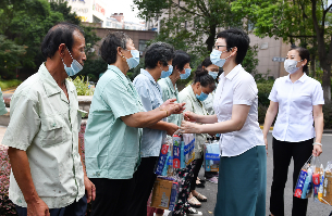 红豆集团党委工会“送清凉” 慰问高温作业一线员工