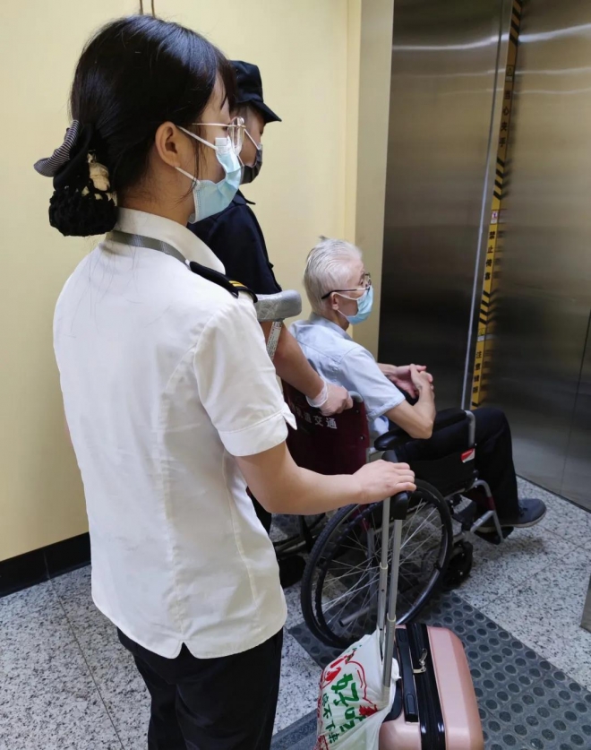年迈老人独自出行遭遇不便，苏州地铁员工及时伸出援助之手