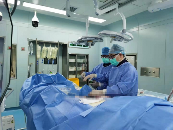 小伙车祸摔倒引发脑动脉瘤，神经外科专家及时出手解决危难