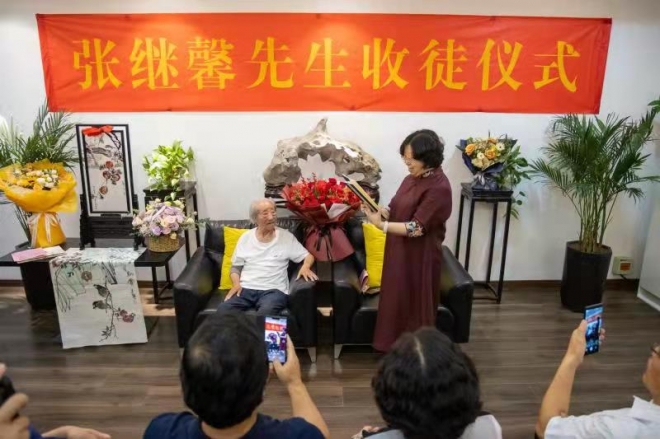 96岁吴门画派传承人在苏州喜收爱徒