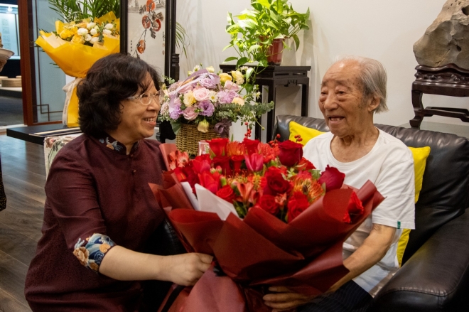 96岁吴门画派传承人在苏州喜收爱徒