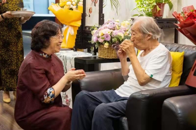 96岁吴门画派传承人在苏州喜收爱徒