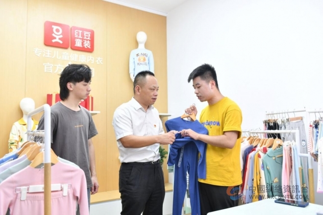 红豆党员先锋金爱华：抖音直播闯出一条新路