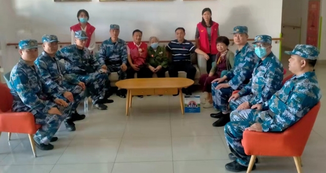 聆听战争故事，传承爱国情怀！苏州退役军人看望八旬“老兵阿婆”