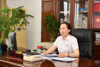 红豆“庆百年 报党恩 争先锋” 党员先锋章文红：对每件产品、每位工人负责
