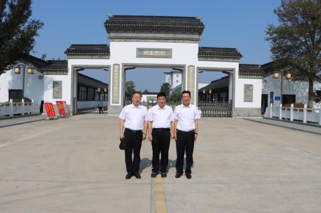 中央党校许正中一行调研江苏乾宝牧业