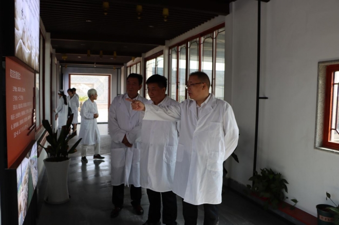中央党校许正中一行调研江苏乾宝牧业