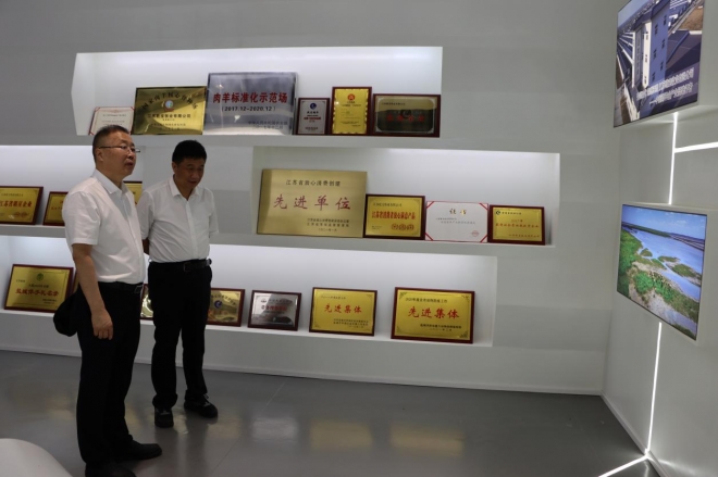 中央党校许正中一行调研江苏乾宝牧业