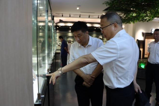 中央党校许正中一行调研江苏乾宝牧业