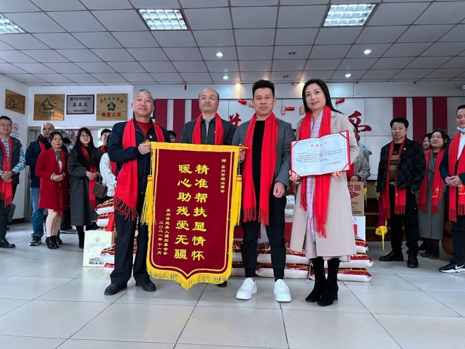 苏州市潮汕商会走访善爱之家开展“红围巾送温暖”助残公益活动