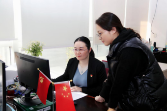 红豆集团党员先锋宋愉洁： 一年超300天驻外，二十年专注财务