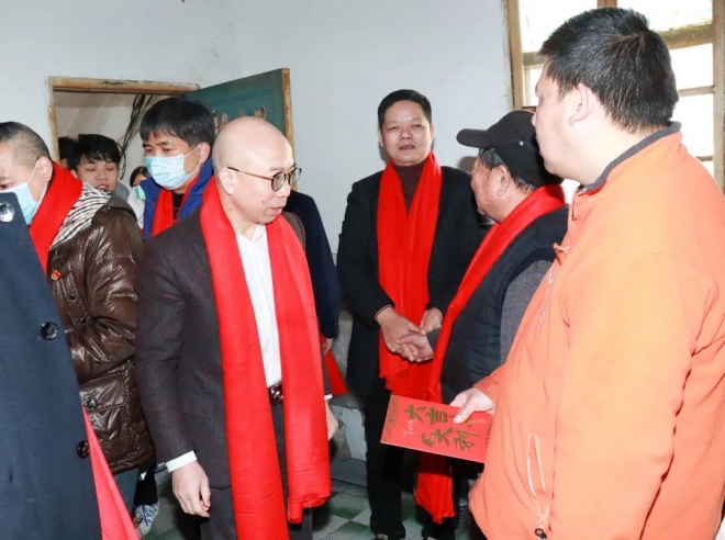 向弱势群体送去关爱，苏州市浙江商会开展“红围巾”慰问活动