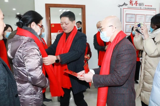 向弱势群体送去关爱，苏州市浙江商会开展“红围巾”慰问活动