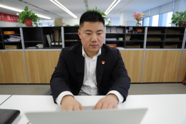 红豆男装党员先锋陈辉：躬耕市场，永不止步
