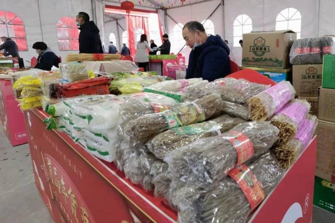 日投放万余吨农产品保障春供，苏州南环桥市场首届年货节启动