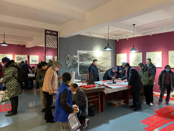 35位书法家挥毫泼墨，苏州东方沿海书画院开展“写春送福”公益活动