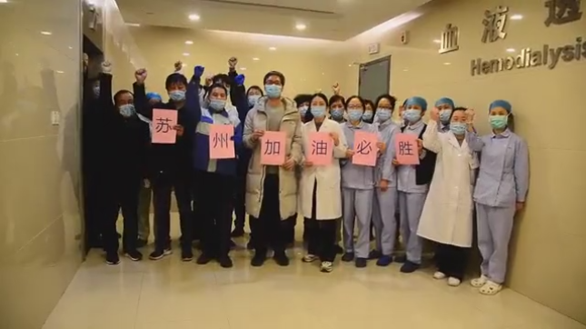 艰难时刻，企业捐赠折叠床，给医护人员建起临时“宿舍”