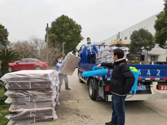 艰难时刻，企业捐赠折叠床，给医护人员建起临时“宿舍”