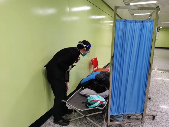 苏州地铁工作人员搭建临时“爱心房”为乘客提供细致温暖的帮助