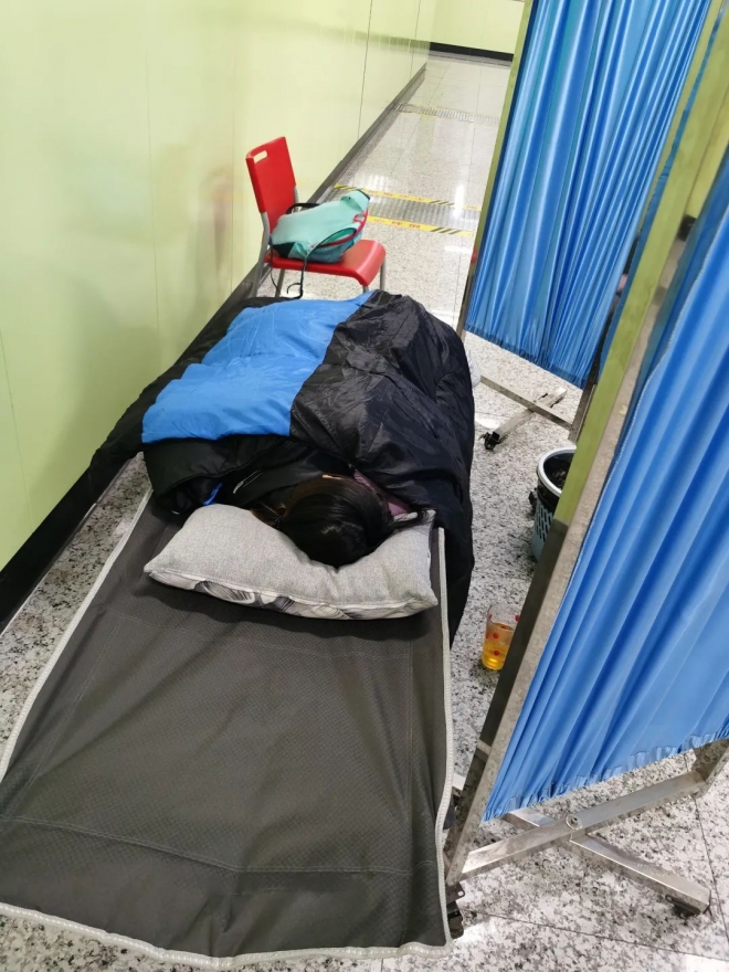 苏州地铁工作人员搭建临时“爱心房”为乘客提供细致温暖的帮助