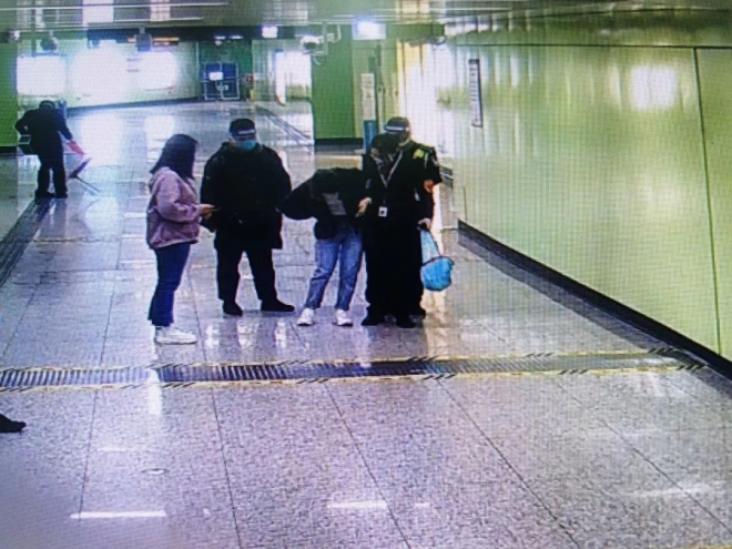 苏州地铁工作人员搭建临时“爱心房”为乘客提供细致温暖的帮助