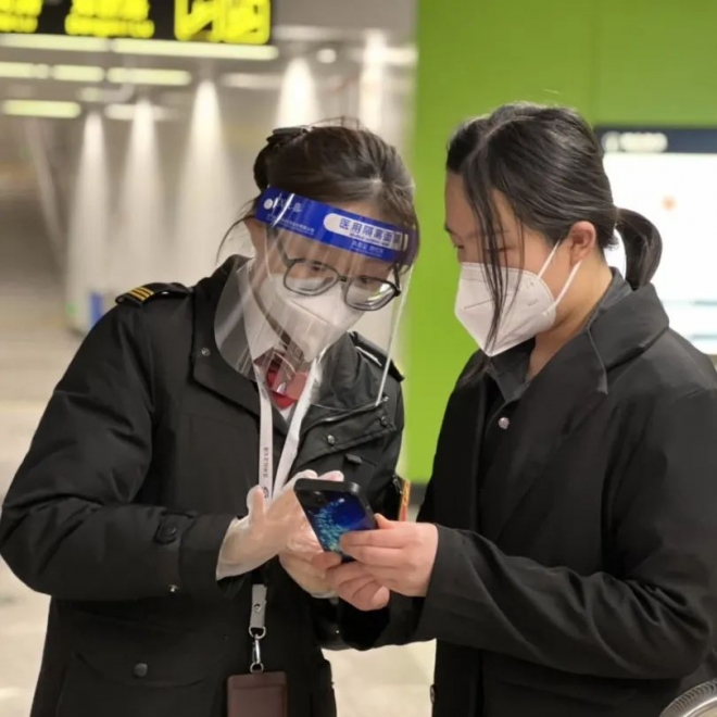 苏州地铁员工热心提供帮助，乘客重要资料失而复得