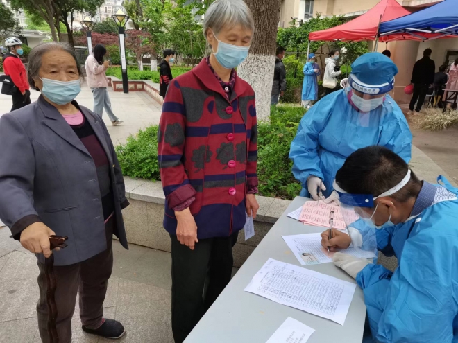 苏州园区荷韵社区全力推进老年居民“核酸检测+疫苗接种”工作