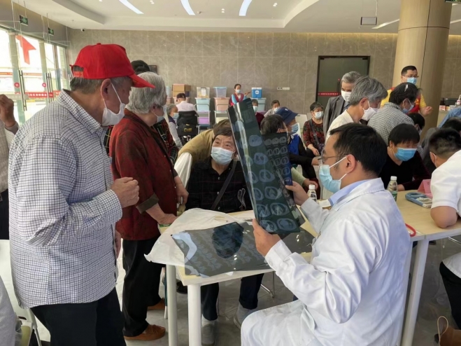 党建共建进社区,苏州九龙医院关爱老人送义诊 党建共建进社区,苏州九龙医院关爱老人送义诊