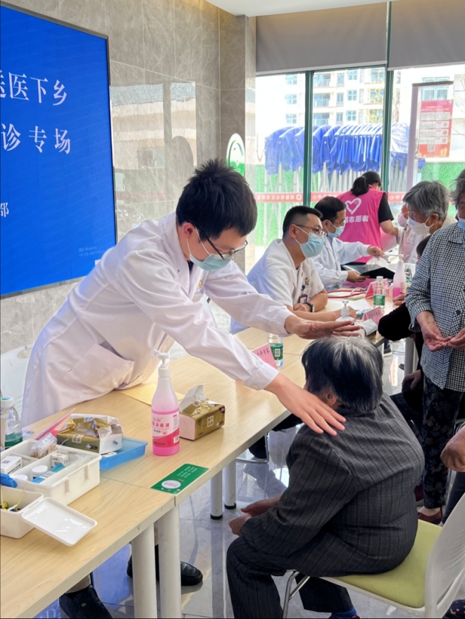 党建共建进社区,苏州九龙医院关爱老人送义诊 党建共建进社区,苏州九龙医院关爱老人送义诊