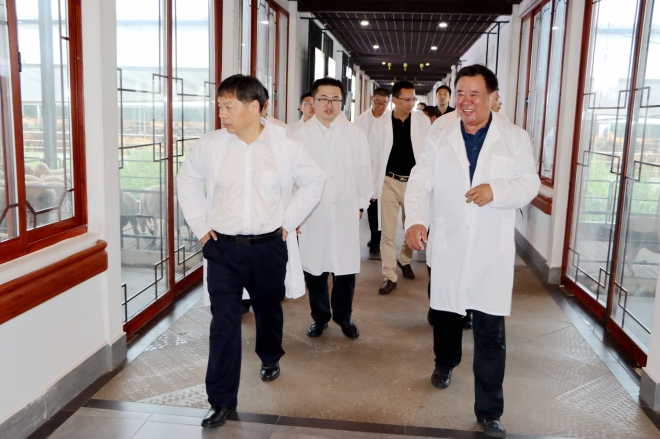 农业农村部副司长一行赴乾宝牧业考察企业创新工作