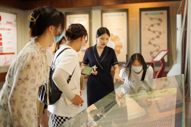 商学院“薪火相传”实践团：二十大建功“新时代” 宋锦深耕“非遗”梦