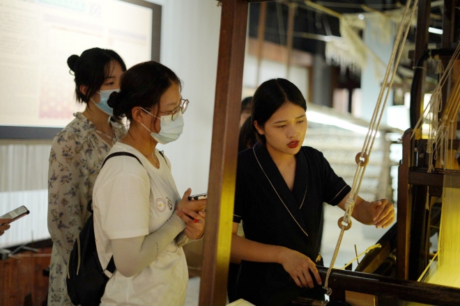 商学院“薪火相传”实践团：二十大建功“新时代” 宋锦深耕“非遗”梦
