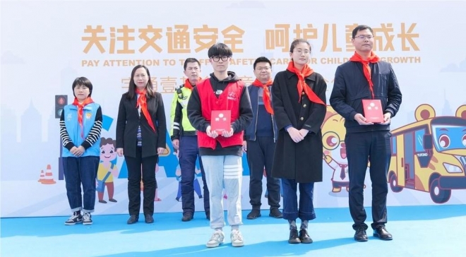 场景与体验式科普进校园，沧浪街道社工站开展关爱儿童交通安全公益活动