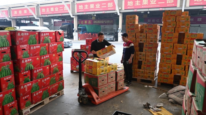 苏州南环桥市场西瓜开始批量上市，实现“吃瓜自由”仍需等待