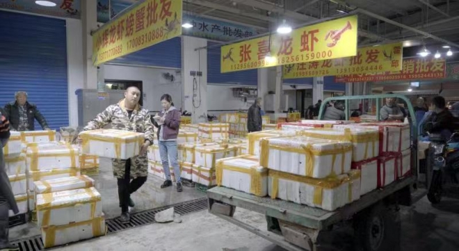 餐桌“流量王”回归！苏州南环桥市场小龙虾迎来产销旺季