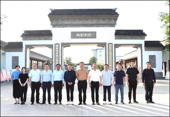 新疆畜牧兽医局党组书记王春光一行赴江苏乾宝牧业考察
