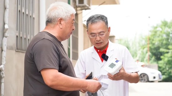 江苏省海联会组织“送医下乡”，村民在家门口看到“大医生”