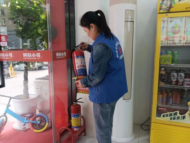 东亭湖街道：网格员深入“九小场所”宣传安全知识