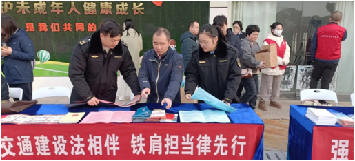 盐城交通执法开展国家宪法日宣传活动