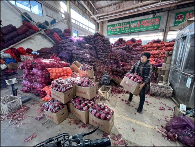强降温天气袭来，南环桥市场“菜篮子”货足价稳